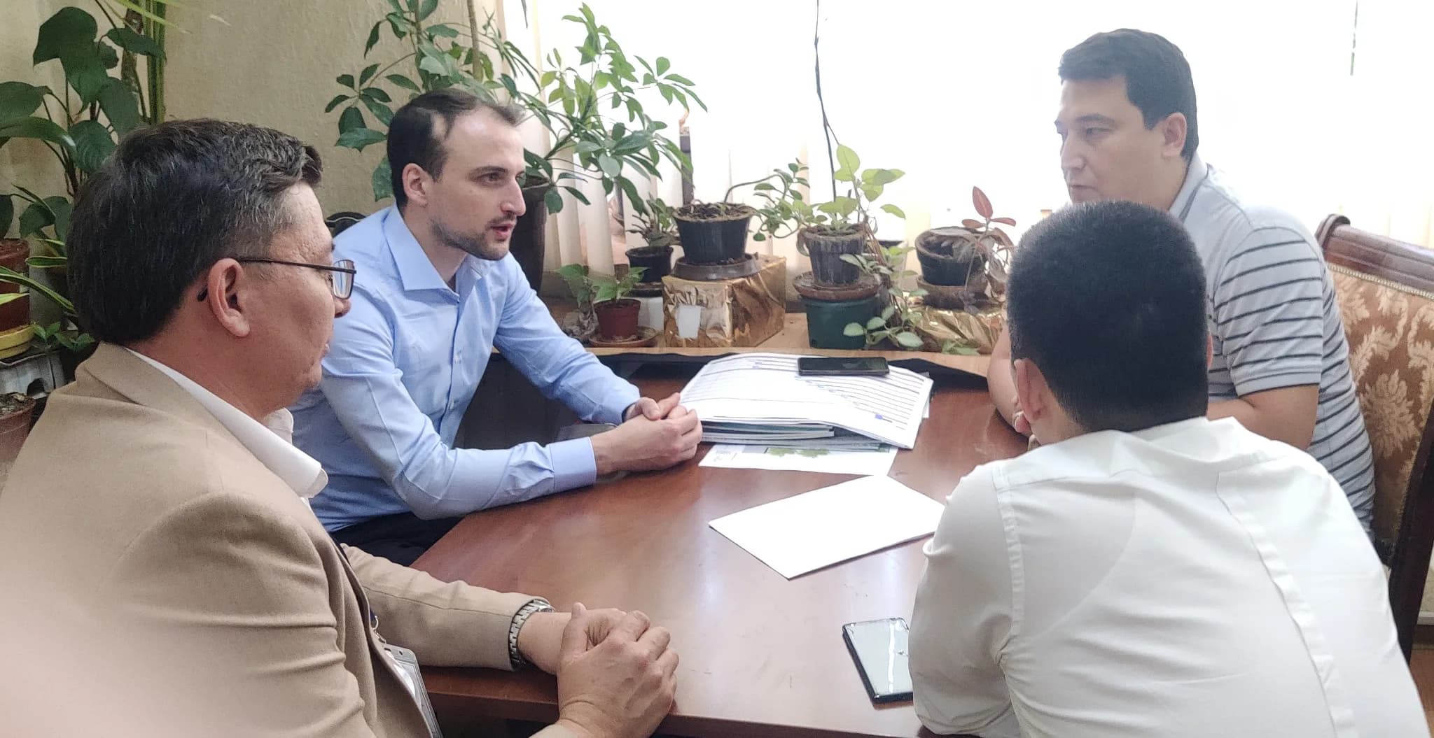 Cyril Campedel en atelier de travail avec les équipes SUEZ en Ouzbékistan